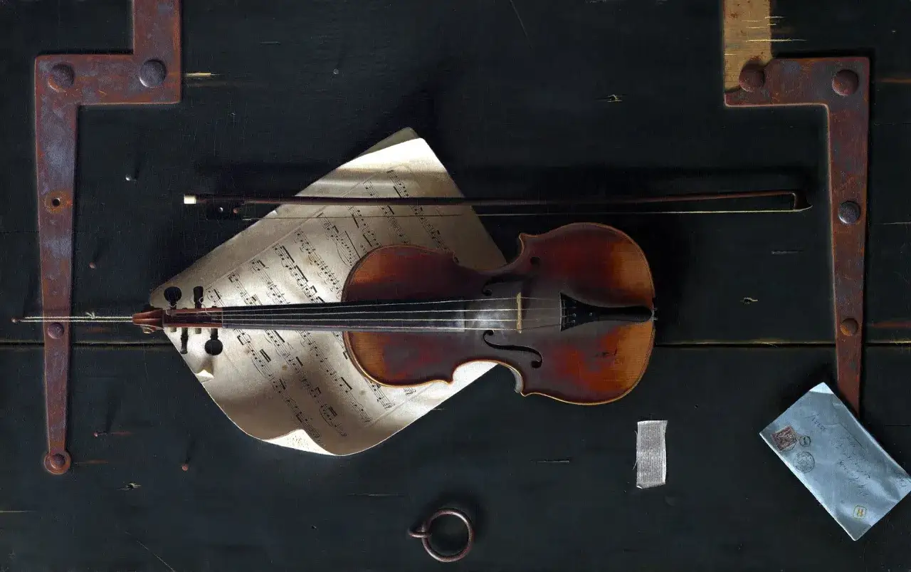 Skrzypce, nuty i smyczek leżą na ciemnej powierzchni. Kto robi skrzypce? Może ten, kto zostawił list i fragment tkaniny.