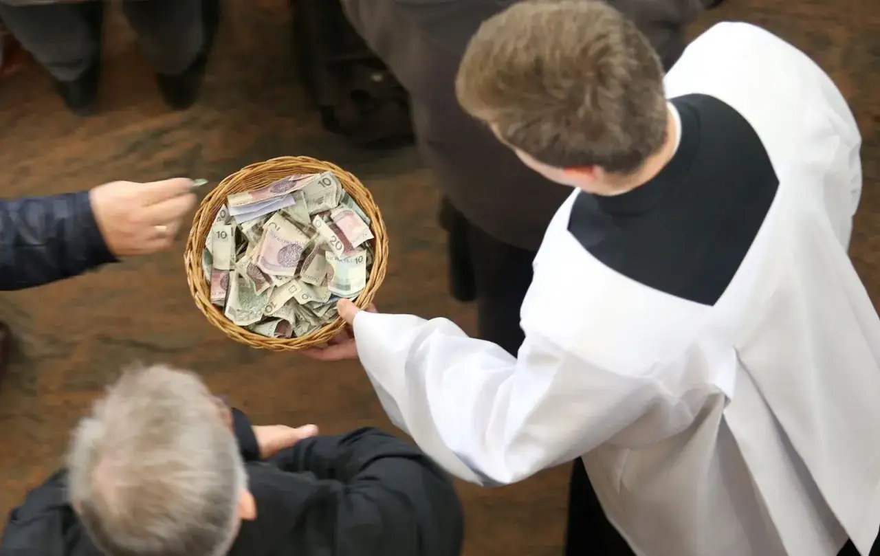 Co to znaczy pastor? To osoba w białej szacie, która zbiera datki do koszyka.