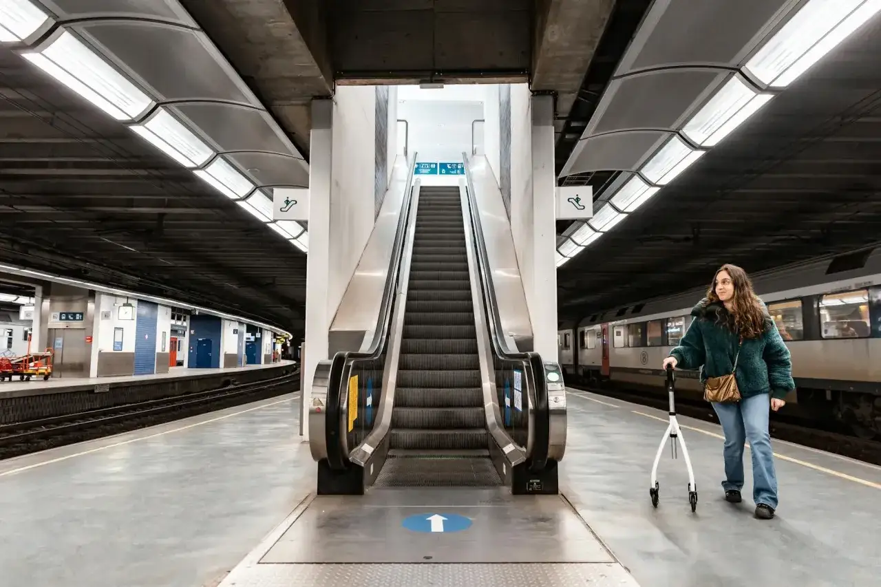 Kobieta z chodzikiem na peronie, kiedy jest zmiana rozkładu jazdy PKP.