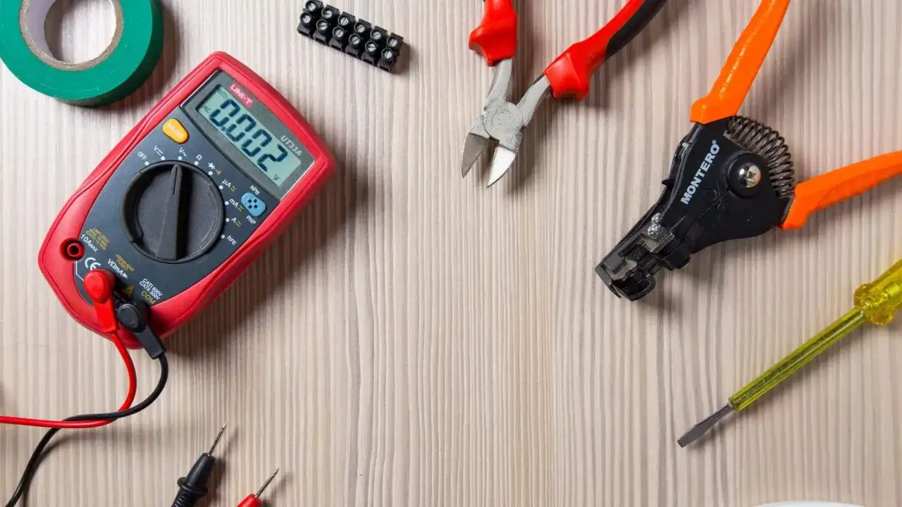 Narzędzia elektryka do podłączania gniazdka