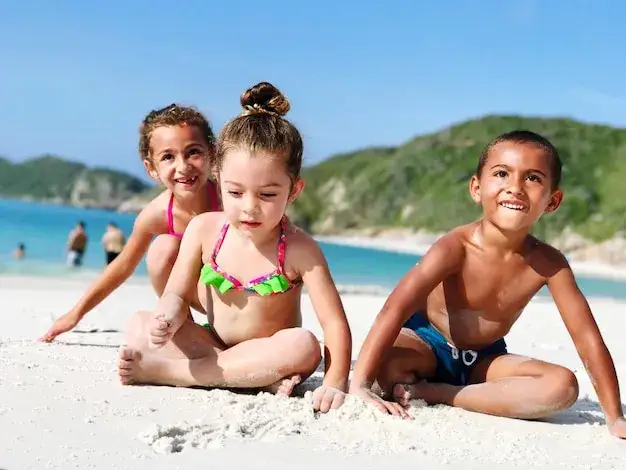 dzieci bawiące się na plaży Chorwacja