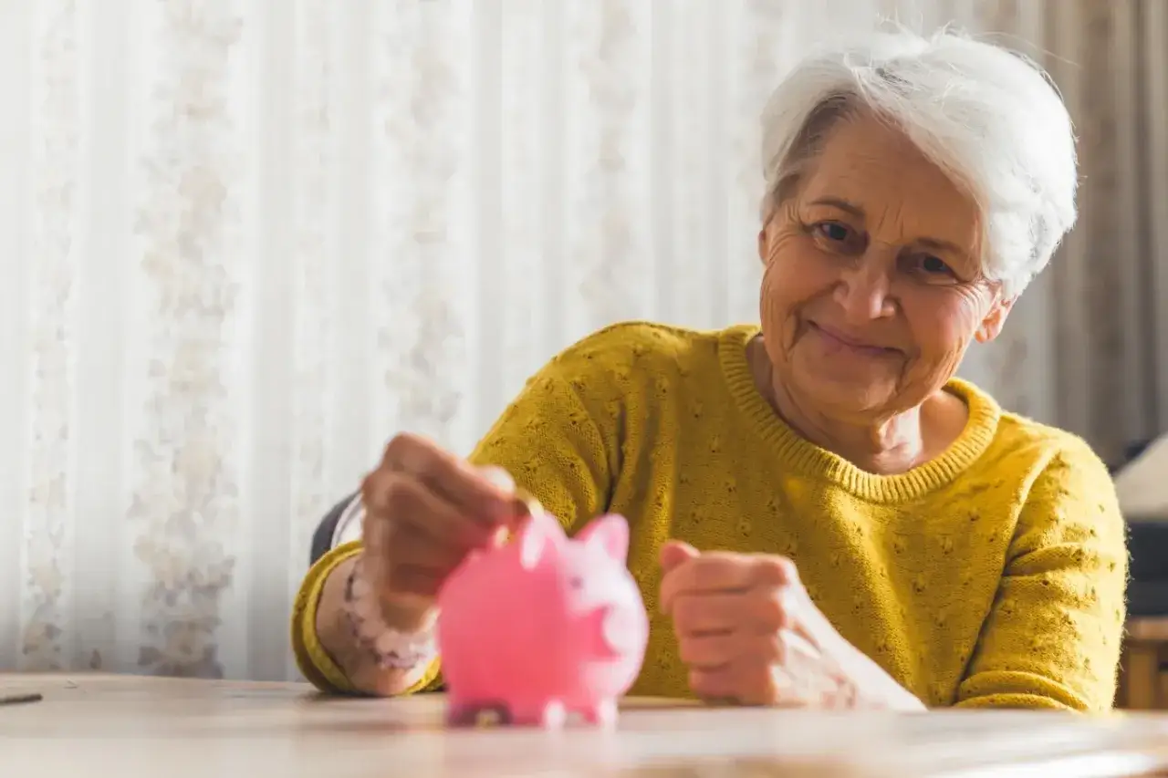 senior wypełniający wniosek o kartę