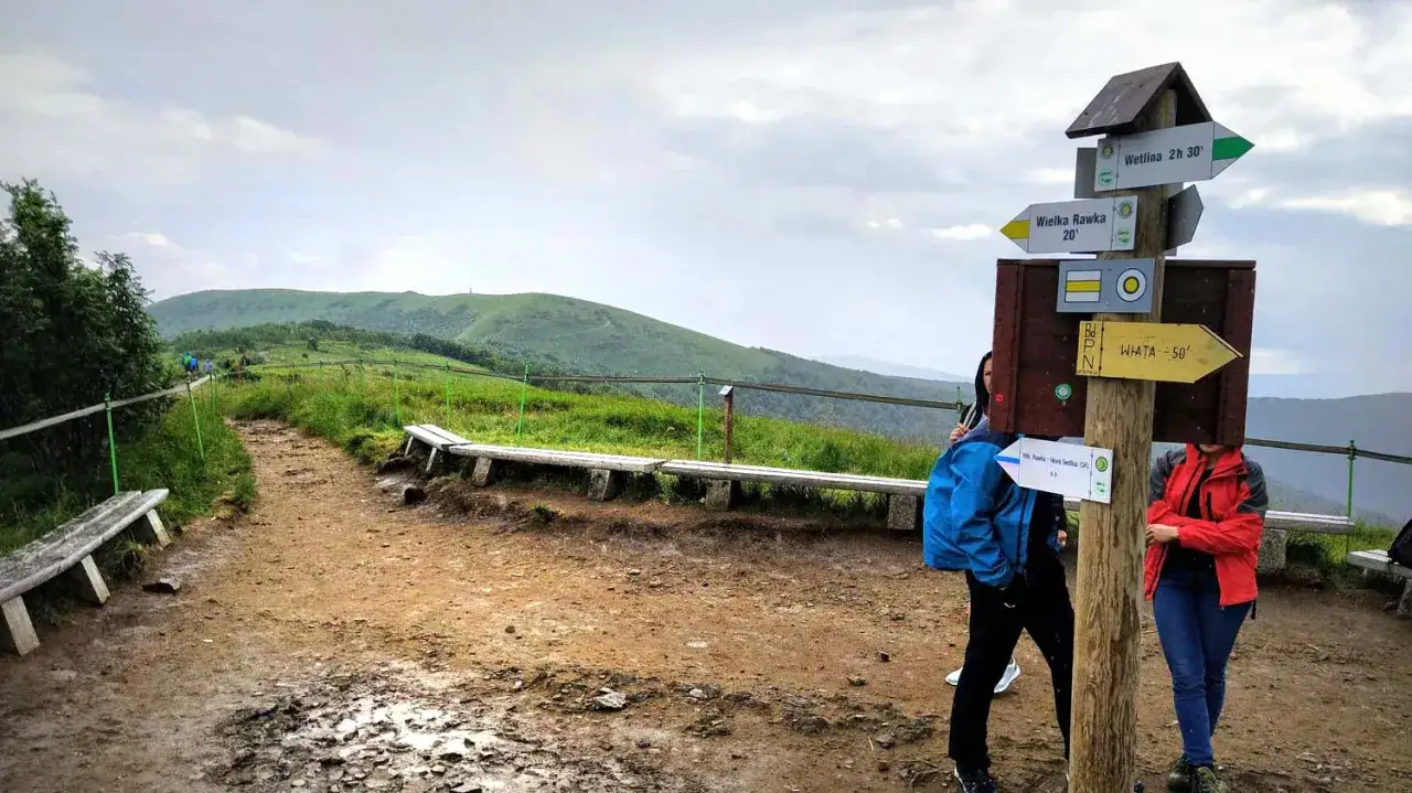 Szlak na Wielką Rawkę w Bieszczadach. Znaki wskazują drogę do Wetliny i innych miejsc.