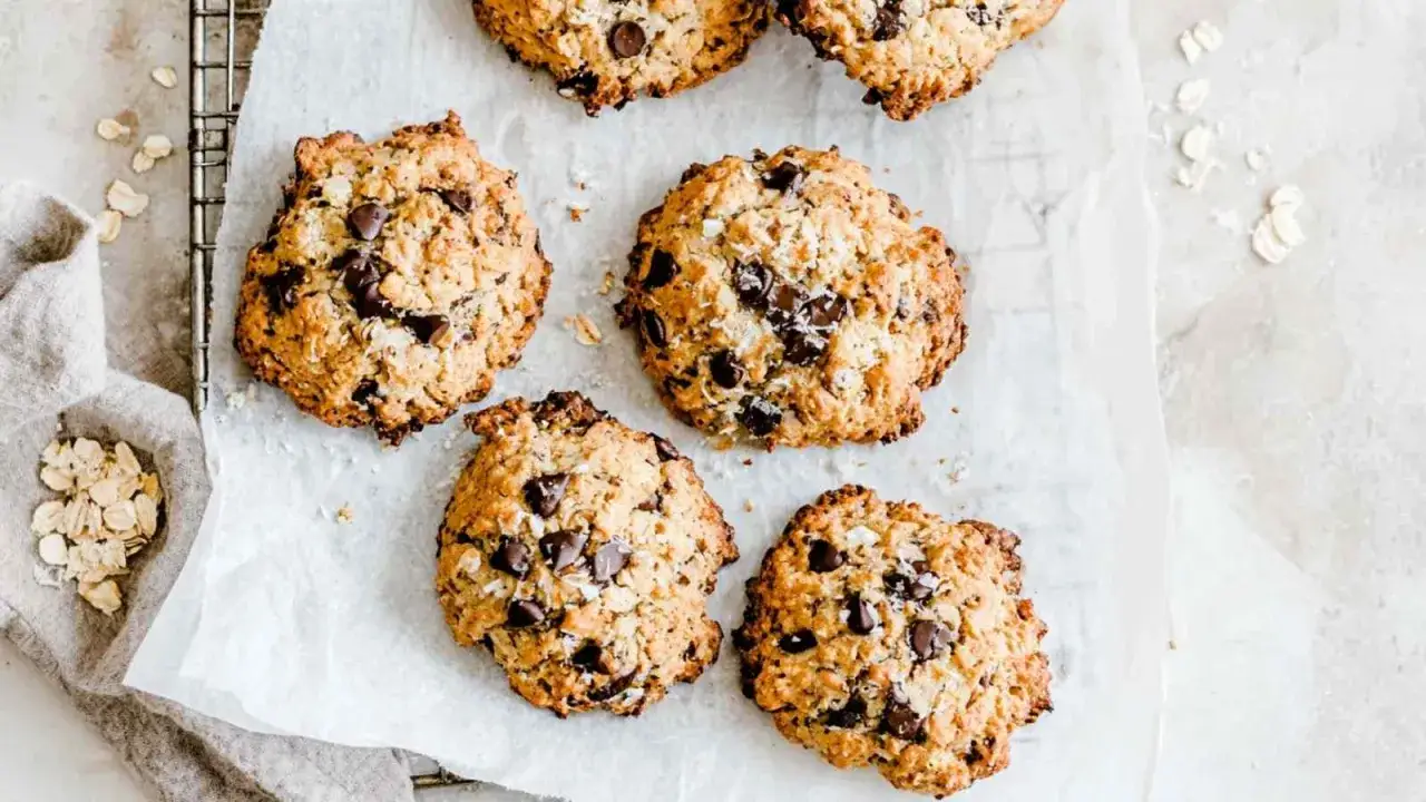 Pyszne ciasteczka owsiane bezglutenowe z kawałkami czekolady. Idealne na zdrową przekąskę.