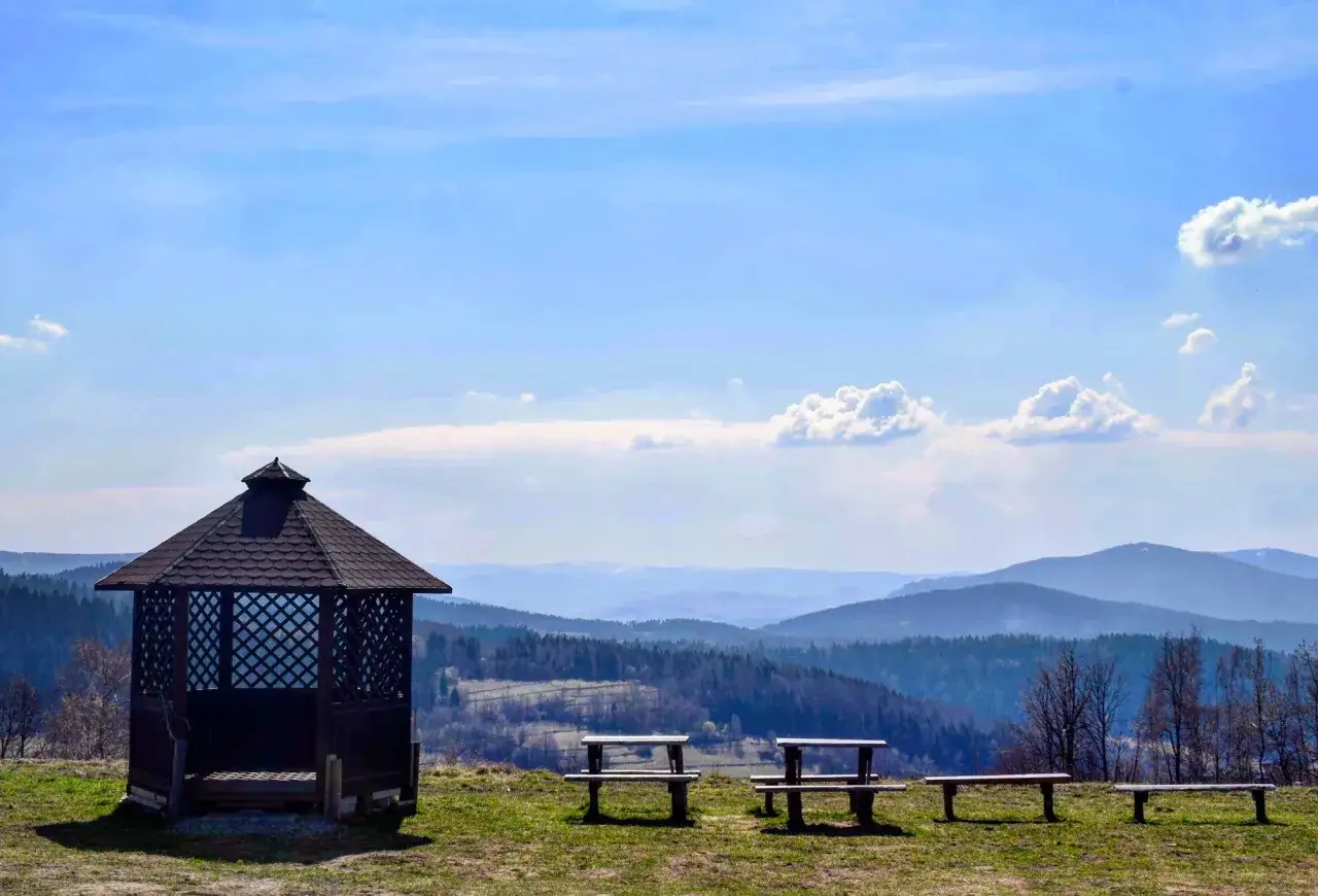 Altanka i ławki na szczycie z widokiem na g&oacute;ry. Lubomir szczyt zaprasza do odpoczynku.