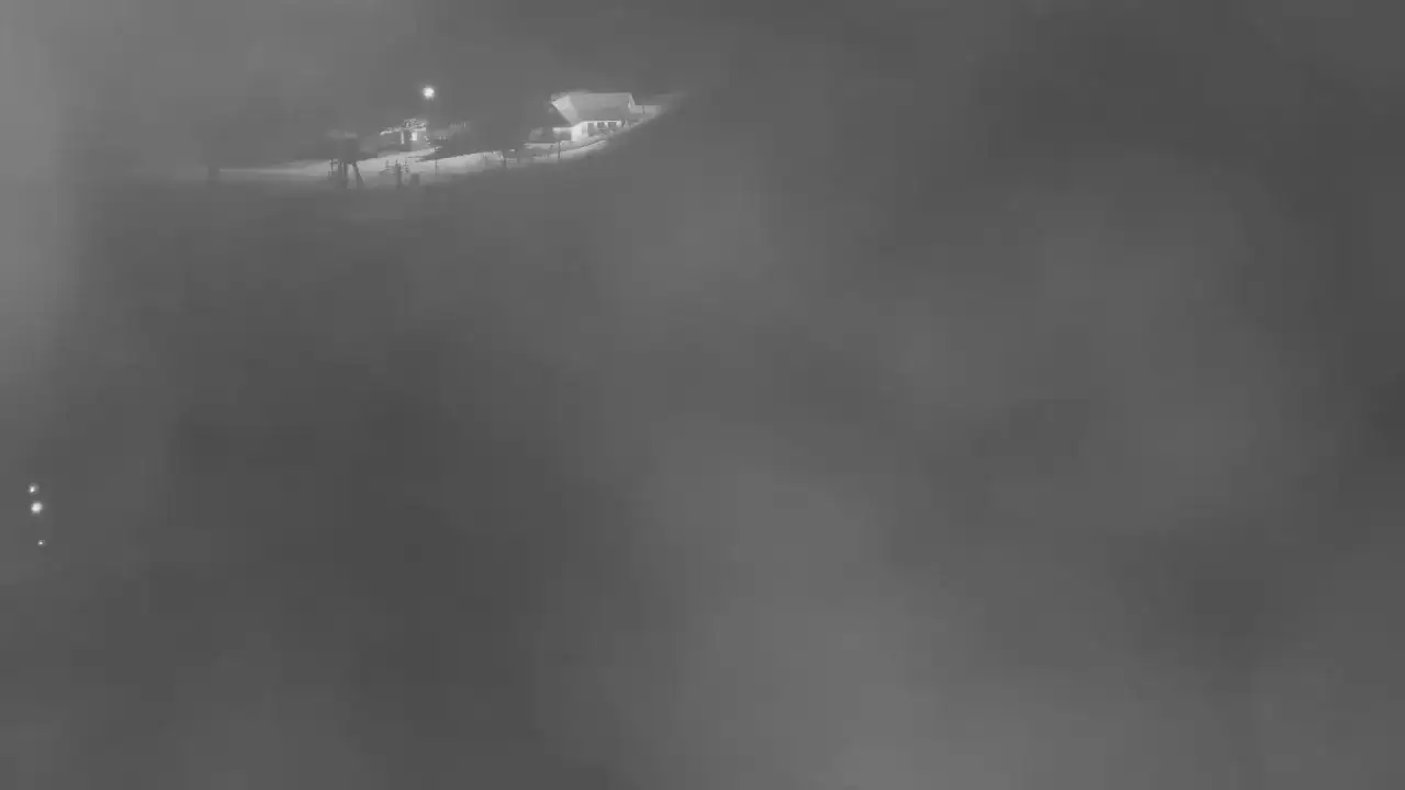 Mglisty krajobraz z budynkiem i słupami, widok z olczański wierch kamery.