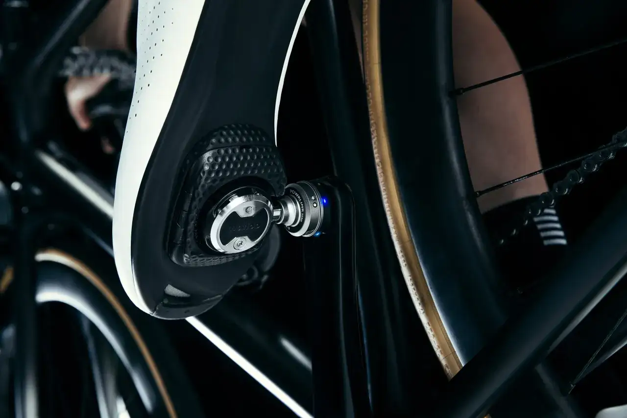Zaawansowany pomiar mocy w pedałach Wahoo Powerlink Zero, kluczowy dla optymalizacji treningu kolarskiego.