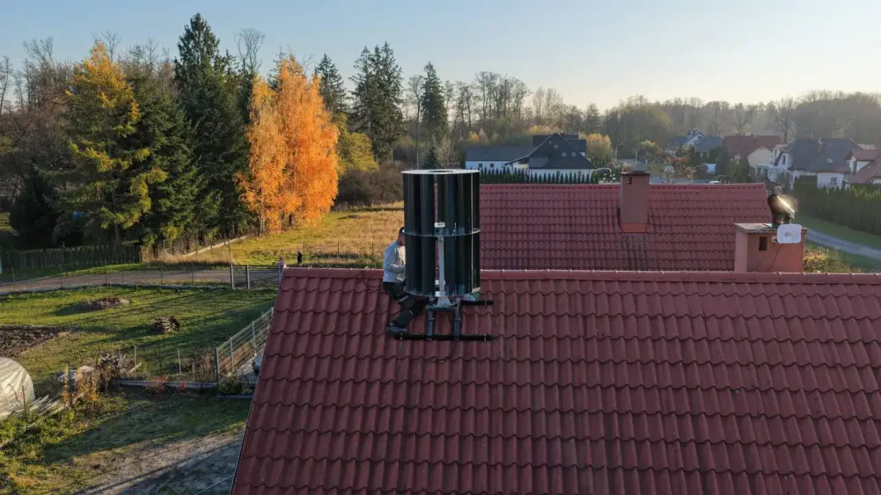 System hybrydowy fotowoltaika i turbina wiatrowa z magazynem energii