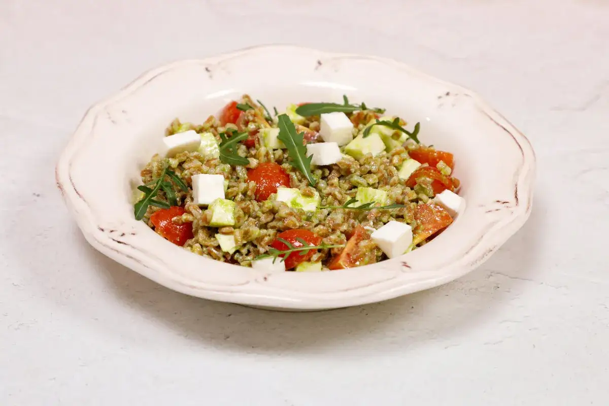 Insalata di farro estiva colorata con pomodorini e mozzarella