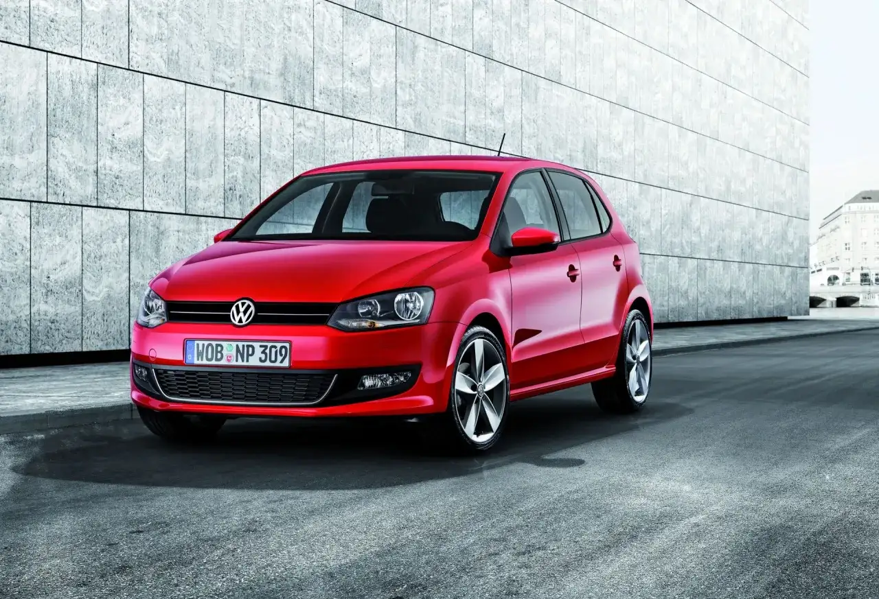 Czerwony Volkswagen Polo, zgrabny miejski samochód. Poznaj polo dane techniczne i jego możliwości.