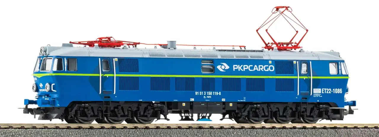 Niebieska lokomotywa PKP Cargo ET22-1086 z czerwonym pantografem, gotowa do pracy na torach.