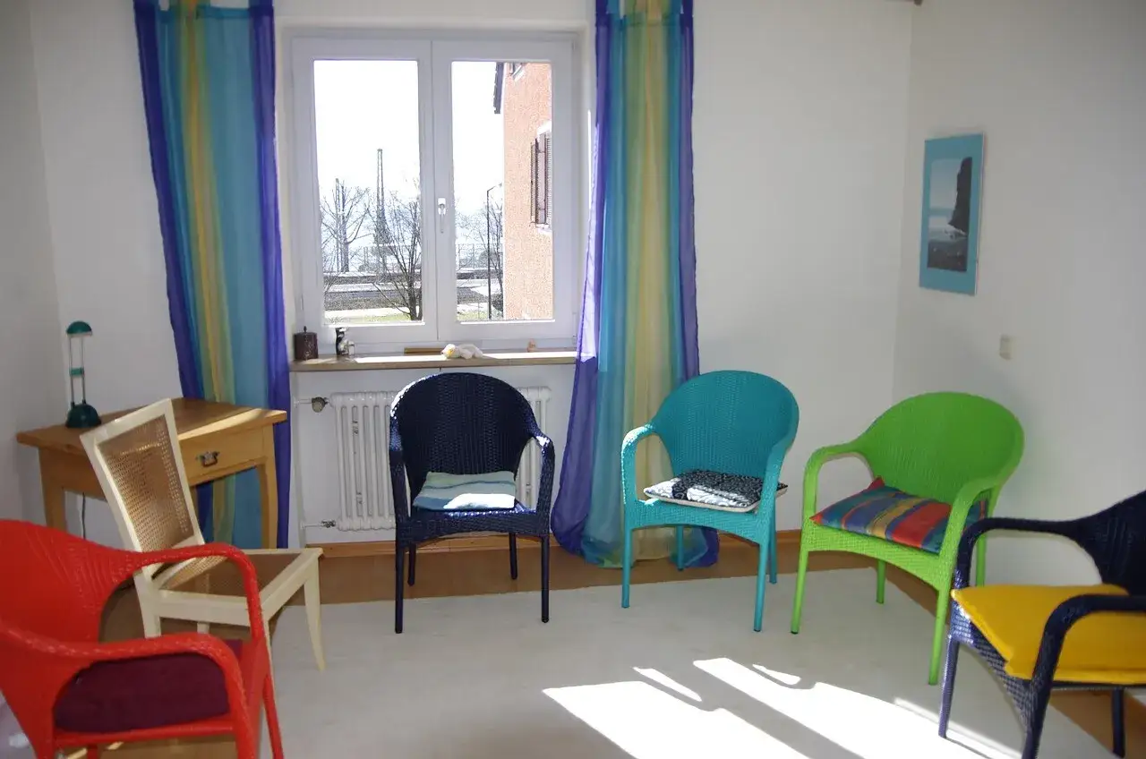 Kolorowe krzesła w pokoju terapeutycznym. Terapia grupowa nie dla wszystkich, ale dla każdego znajdzie się wygodne miejsce.