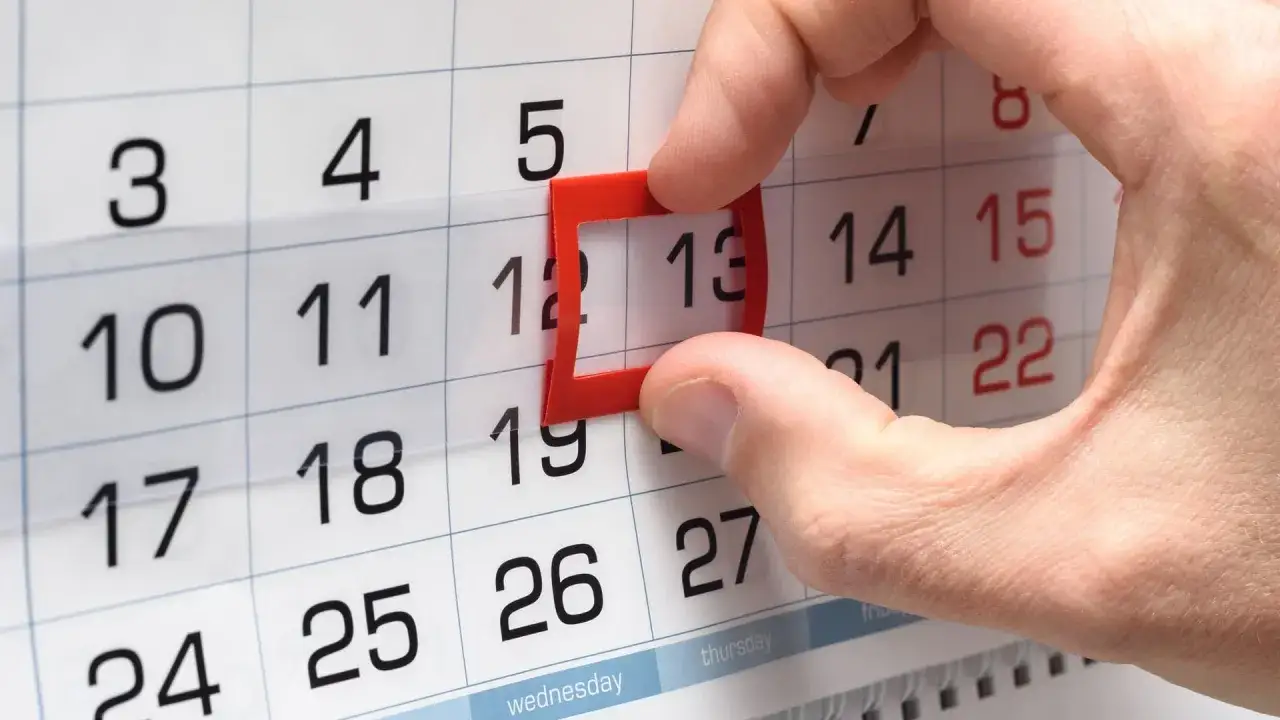 Palec zaznacza na kalendarzu datę, sugerując jak przedłużyć termin spłaty pożyczki.