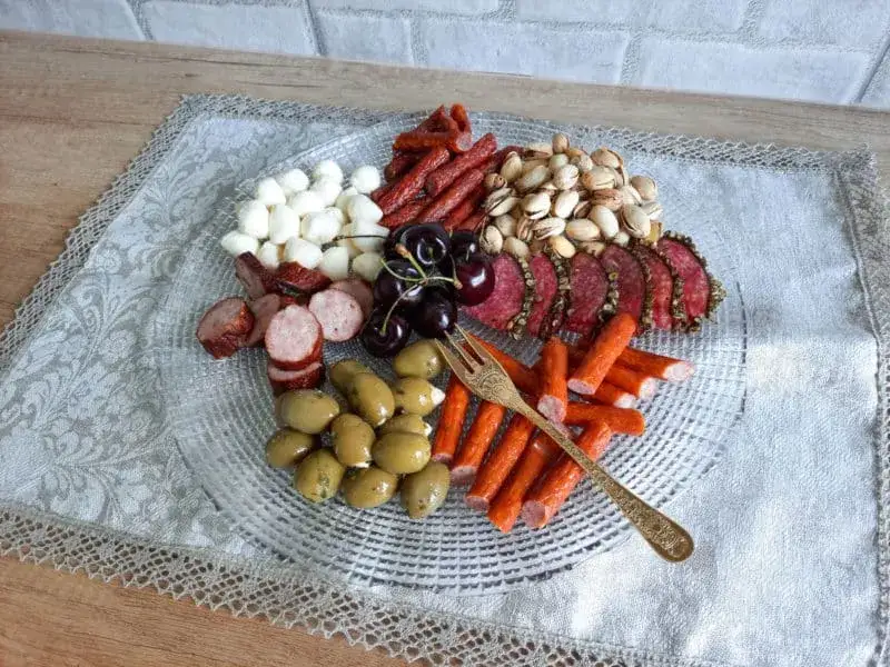 deska ser&oacute;w i wędlin obfitości