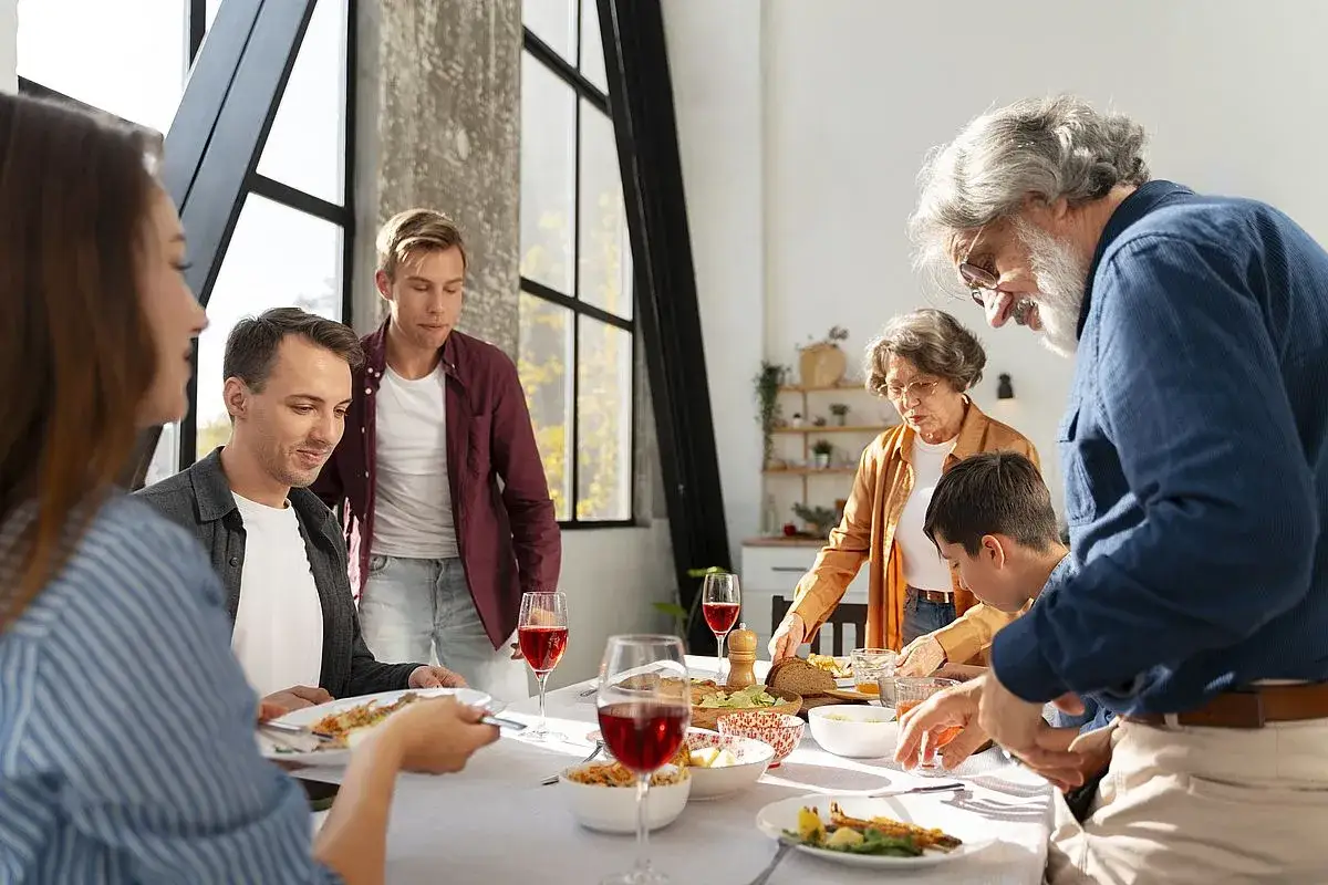 Rodzina przy stole, zastanawia się, jaki obiad na niedzielę. Dziadkowie, rodzice i dzieci cieszą się wsp&oacute;lnym posiłkiem.