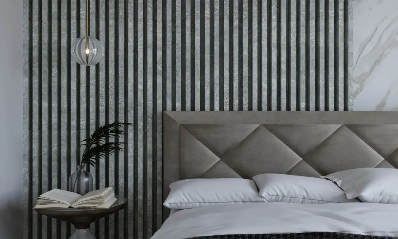 Nowoczesne wnętrze z łóżkiem i tapetą imitującą betonowe lamele – świetny pomysł, co na ścianę zamiast farby.
