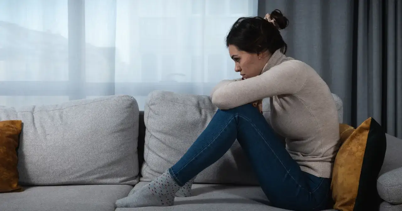 Osoba analizująca mapę i terminy leczenia