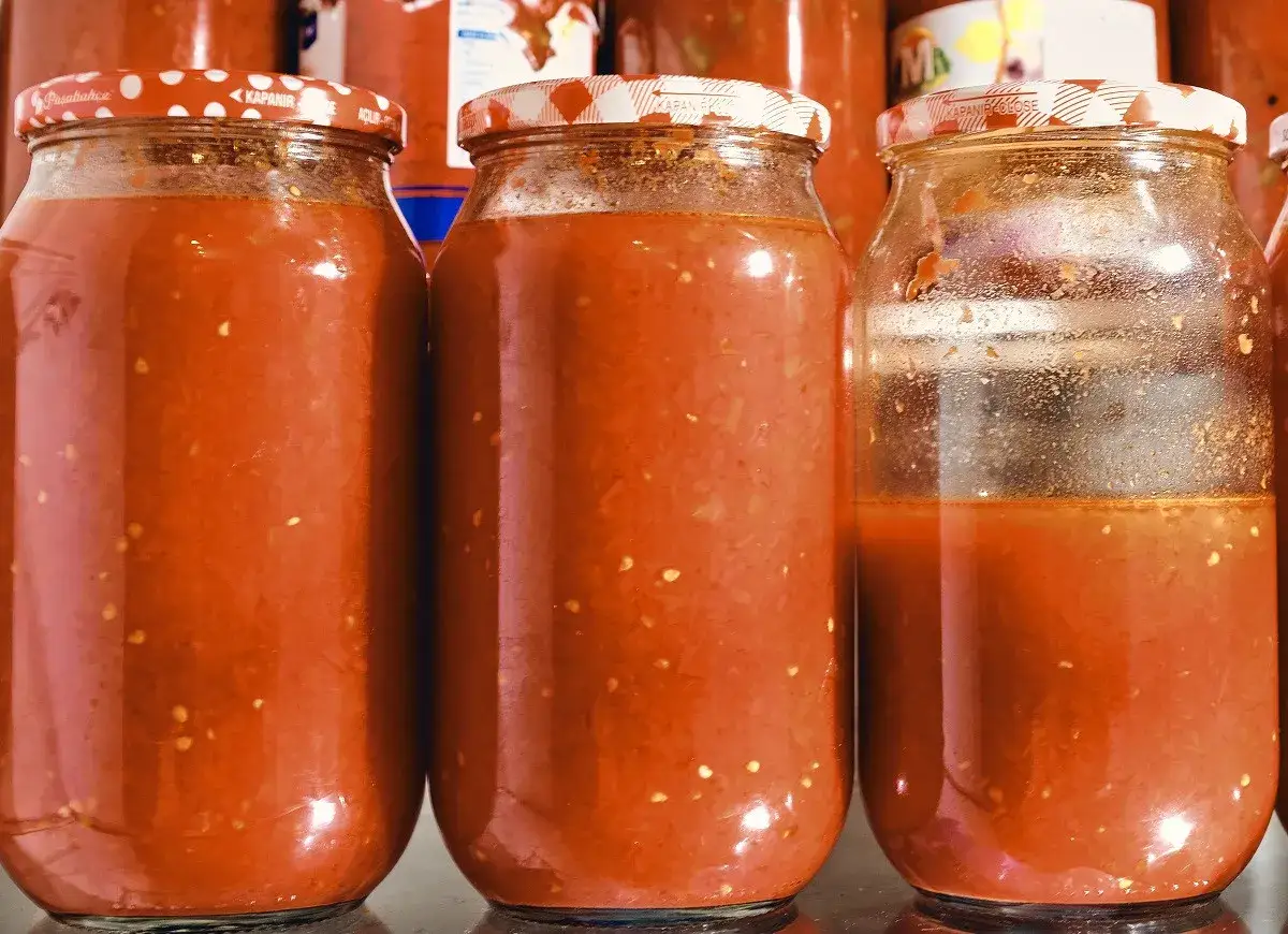 Słoiki z domowym sosem pomidorowym, idealnym jako sos pomidorowy dla niemowlaka.