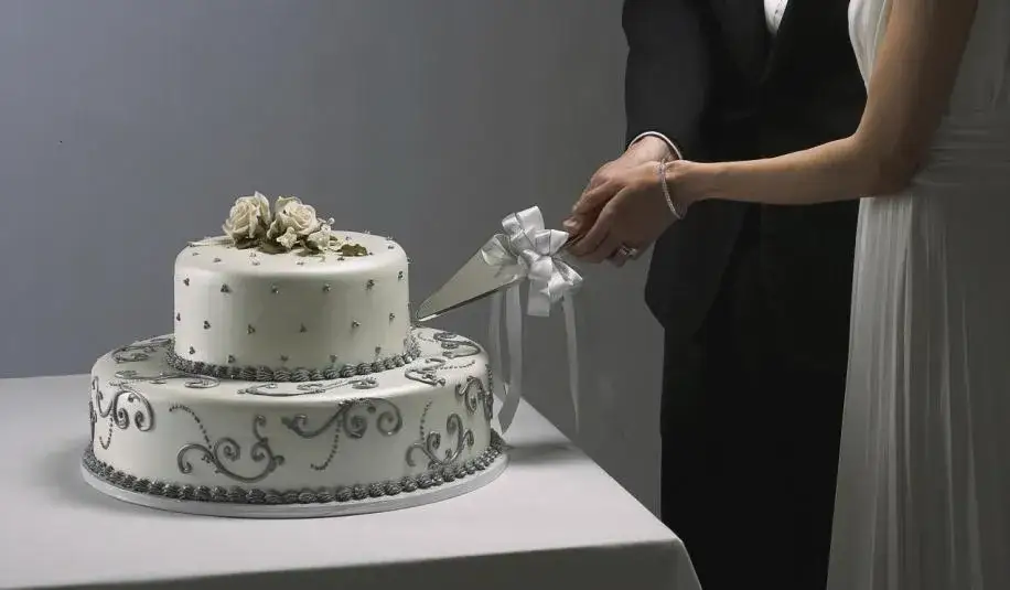 Krojenie tortu weselnego przez parę młodą