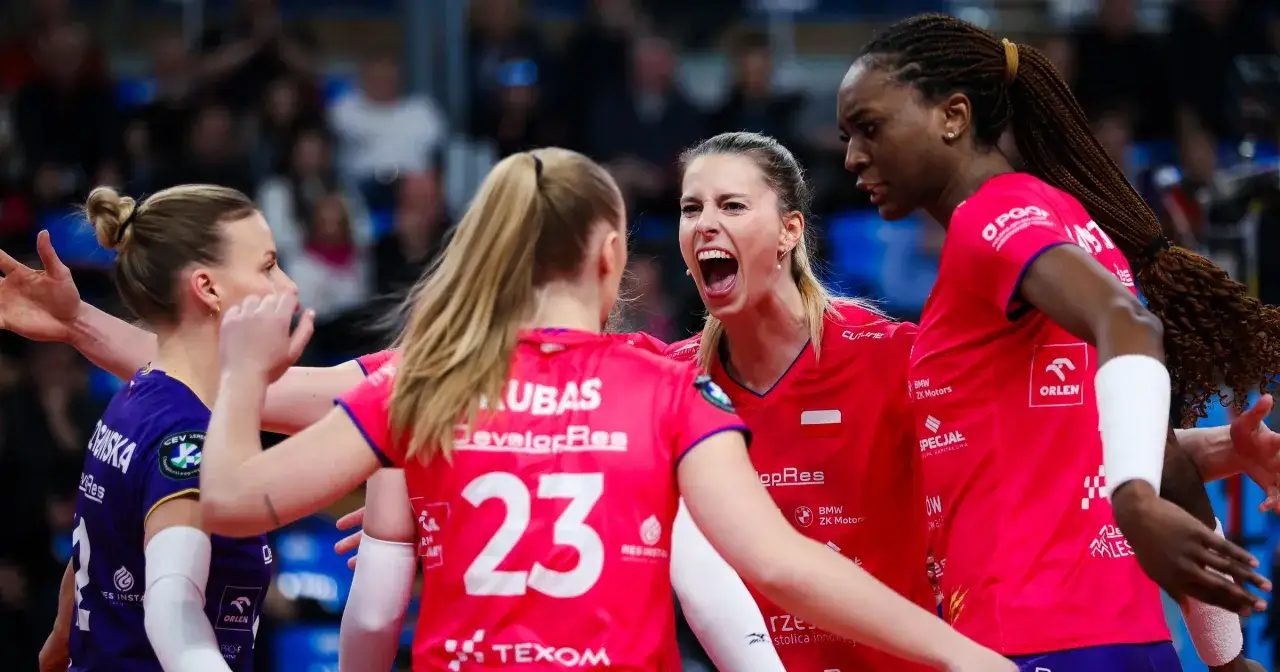 Siatkarki świętują zwycięstwo w Lidze Mistrzyń. Radość na twarzach zawodniczek po udanej akcji.