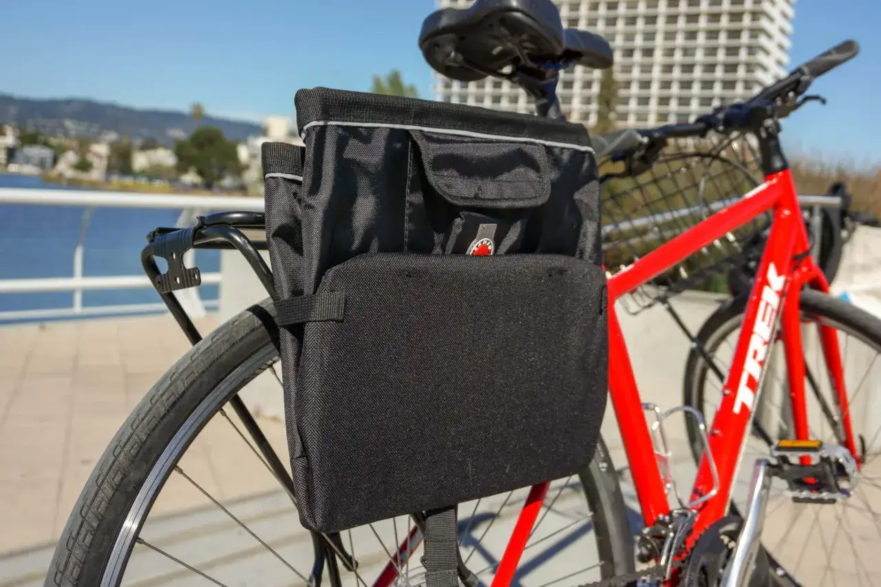 Czarna torba rowerowa zamontowana na bagażniku, gotowa na maksymalne obciążenie.