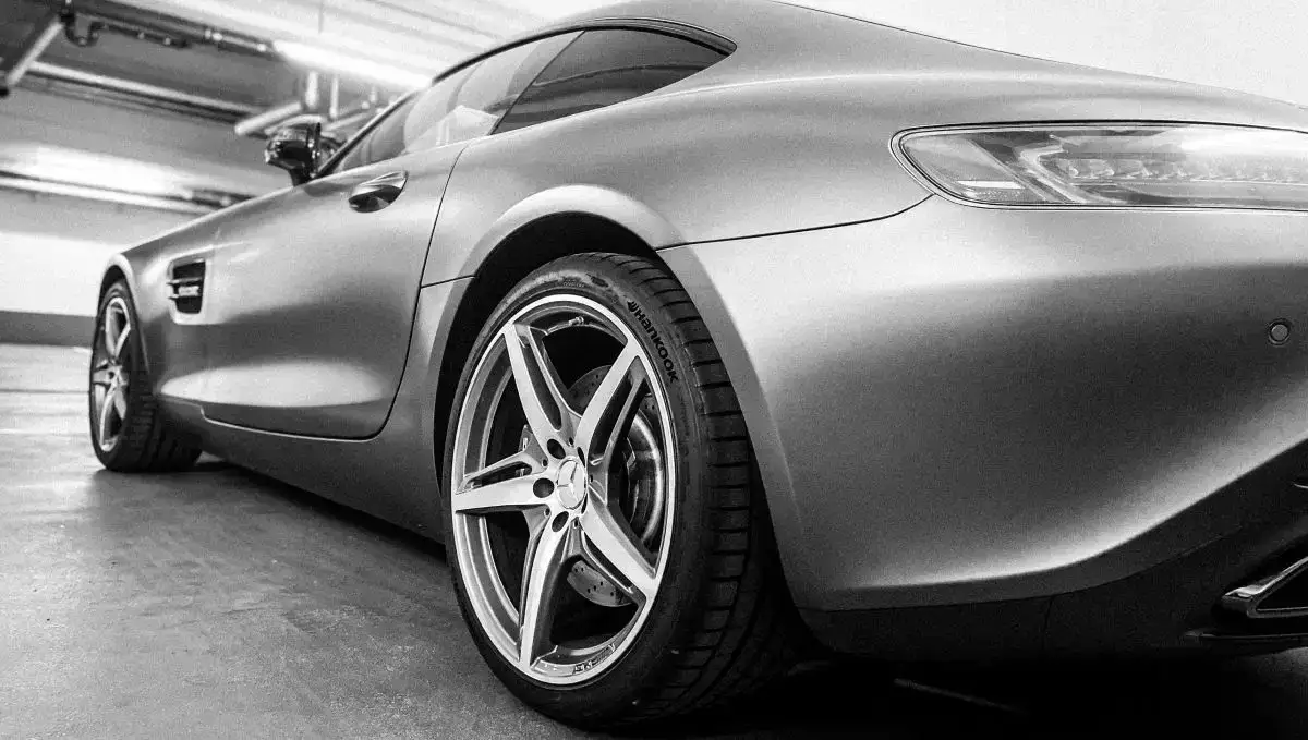 r&oacute;żne rozmiary felg aluminiowych na samochodach