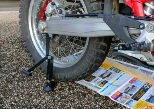 motocykl na podnośniku do smarowania łańcucha