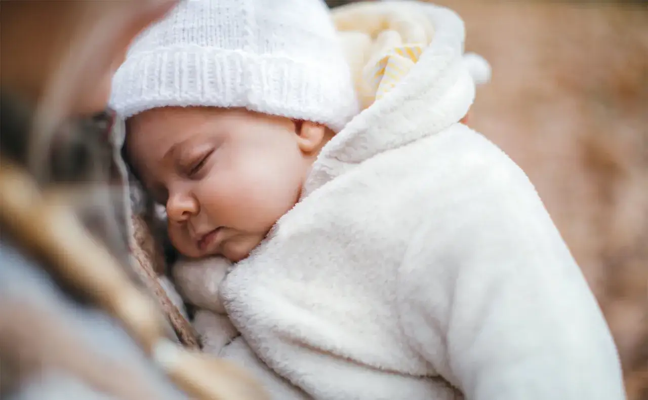 niemowlę w czapce i niemowlę w opasce por&oacute;wnanie