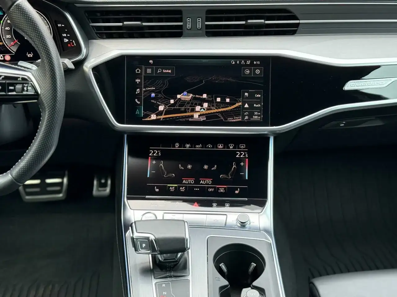 Wnętrze Audi A6 z nawigacją i panelem klimatyzacji. Brak informacji o audi a6 pojemność baku.