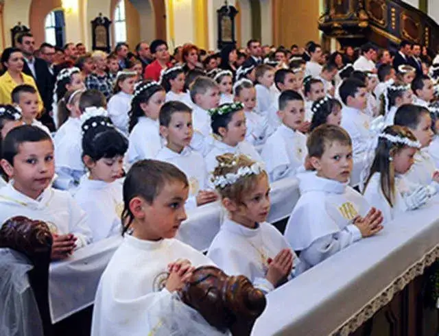 Zdjęcie Ile lat mają dzieci na pierwszą komunię świętą? Sprawdź ważne informacje