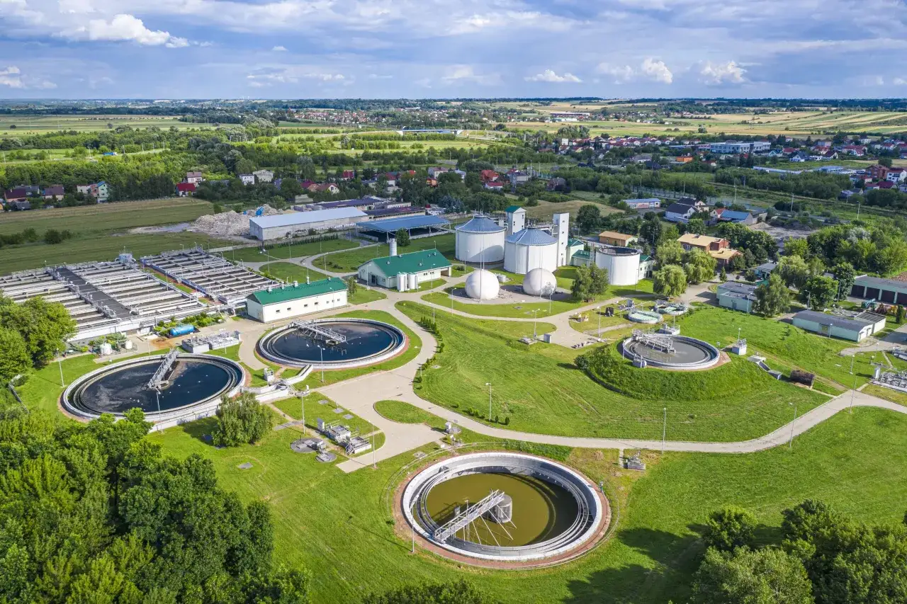 Oczyszczalnia ściek&oacute;w widok z g&oacute;ry