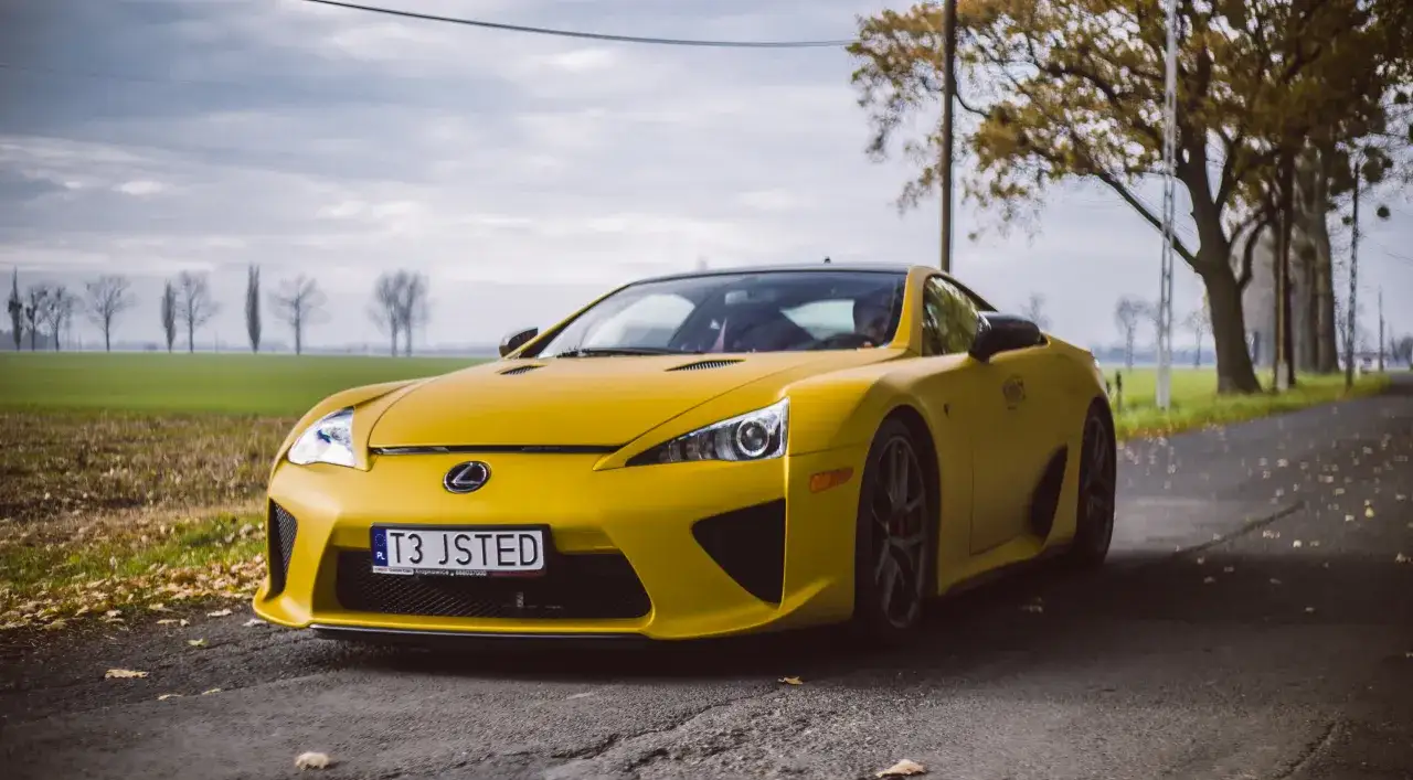 Lexus LFA na drodze