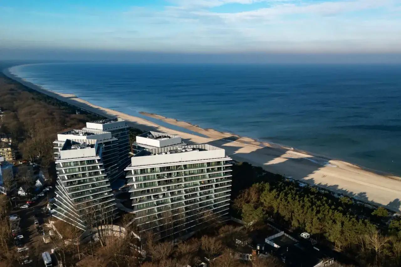 Nowoczesne budynki Wave Międzyzdroje Resort&SPA przy piaszczystej plaży i Morzu Bałtyckim.