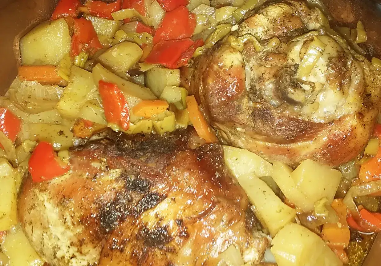 Golonka z indyka duszona z warzywami