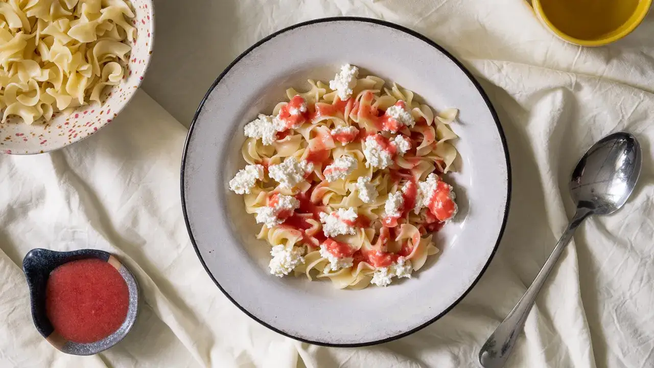 Pyszny makaron z serem białym i musem truskawkowym, idealny dla dzieci.