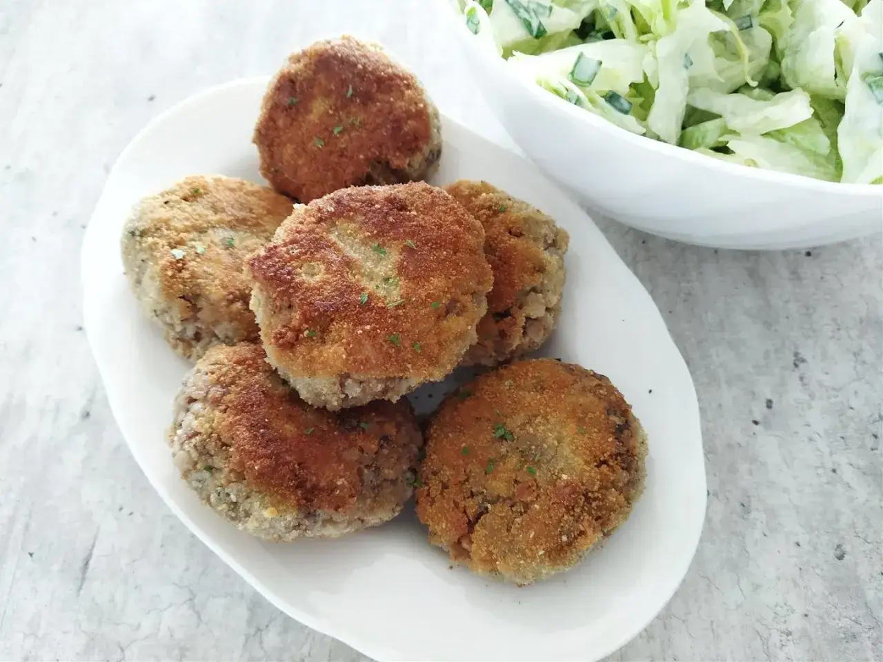 Kotleciki z kaszy gryczanej to świetny pomysł na wykorzystanie resztek. Podane z sałatką tworzą pyszny obiad.