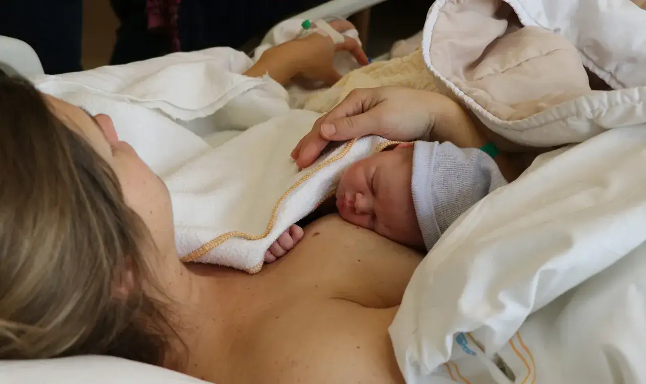 matka z noworodkiem kontakt skóra do skóry po cesarce