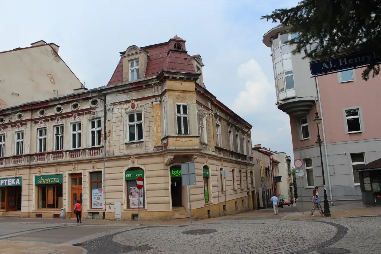 Kamienice w Chrzanowie, z charakterystyczną architekturą, tworzą urokliwy zakątek, który warto odkryć. Atrakcje miasta czekają!
