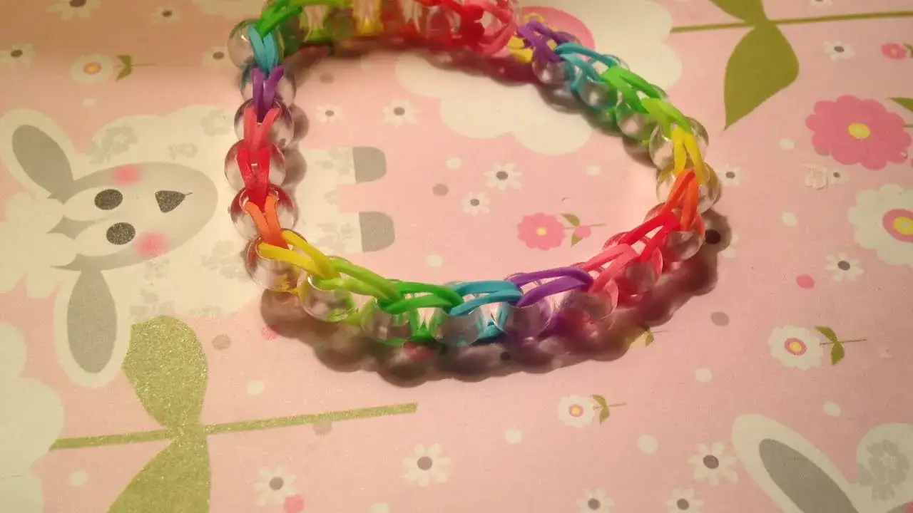 Pomysły na personalizację bransoletek z gumek, koraliki zawieszki