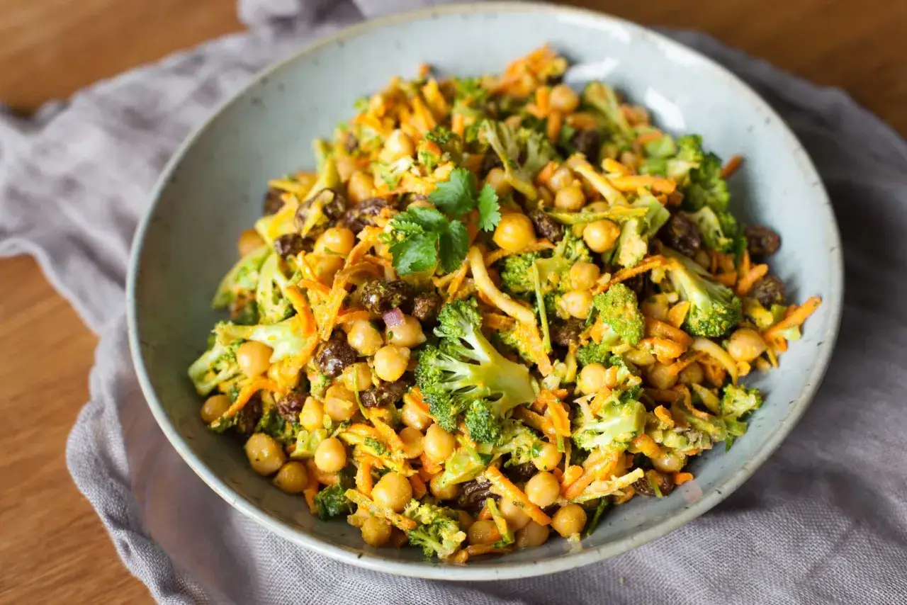 Kolorowa sałatka z brokułów, marchewki i ciecierzycy z puszki. Czy ciecierzycę z puszki trzeba gotować? Nie, jest gotowa do spożycia!