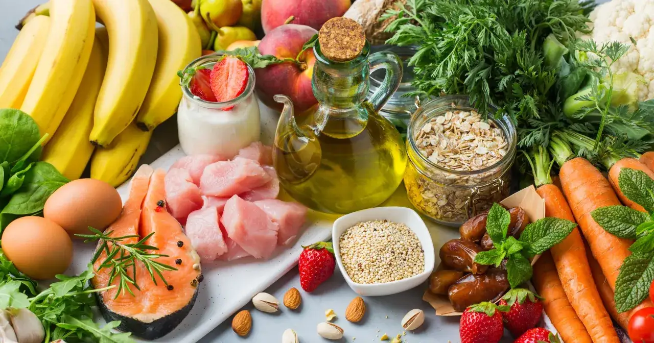 Łosoś, kurczak, jajka, owoce, warzywa, oliwa, płatki owsiane. Czy ryba jest wegetariańska? Nie, to nie jest wegetariańskie.