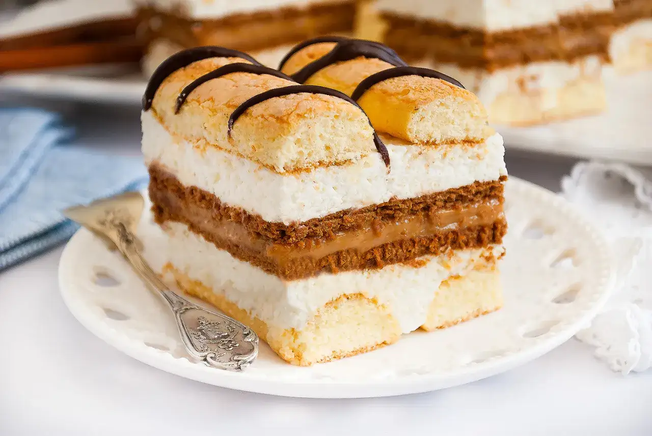 Ciasto bez pieczenia z herbatnik&oacute;w z kajmakiem i mascarpone