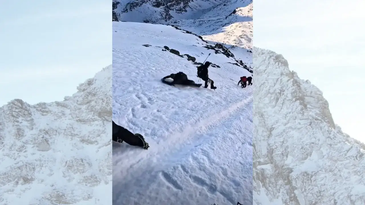 Trudne warunki na szlakach w Tatrach. Turysta z plecakiem ślizga się po śniegu, inni pr&oacute;bują się wspinać.