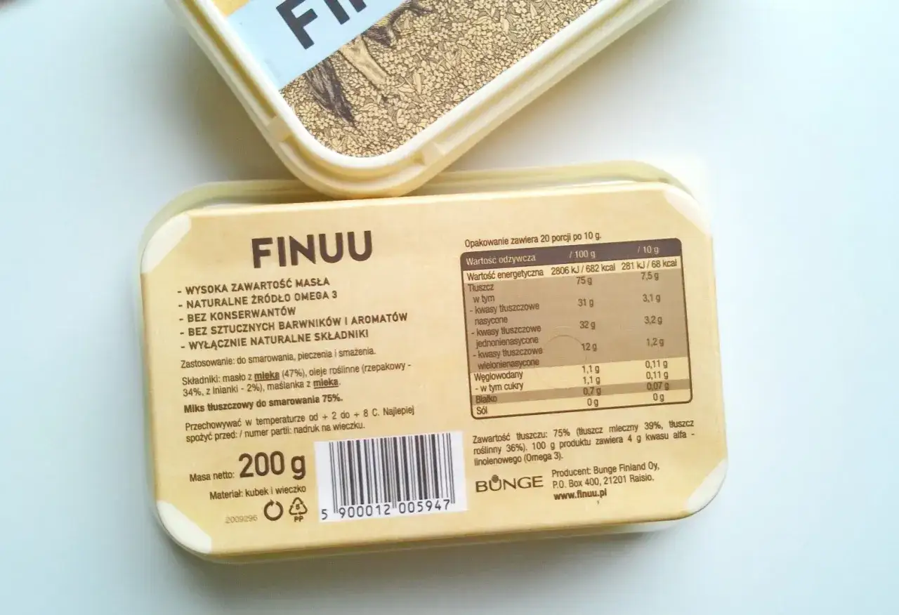 Opakowanie masła FINUU z informacją o zawartości tłuszczu i kwas&oacute;w omega-3. Czy masło roślinne jest zdrowe? To opakowanie sugeruje, że tak.