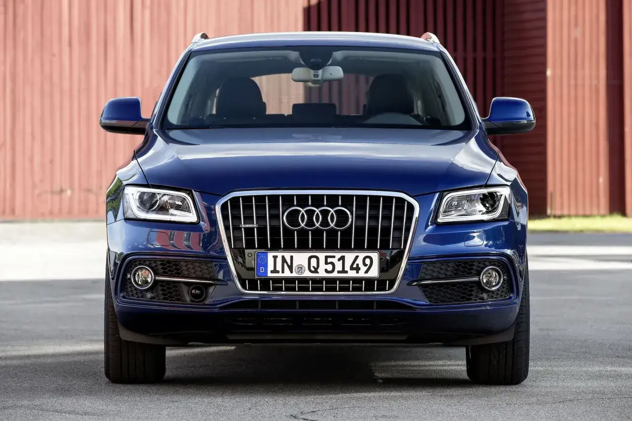 Niebieskie Audi Q5, znane jako najmniej awaryjne Audi, z charakterystycznym grillem i reflektorami.