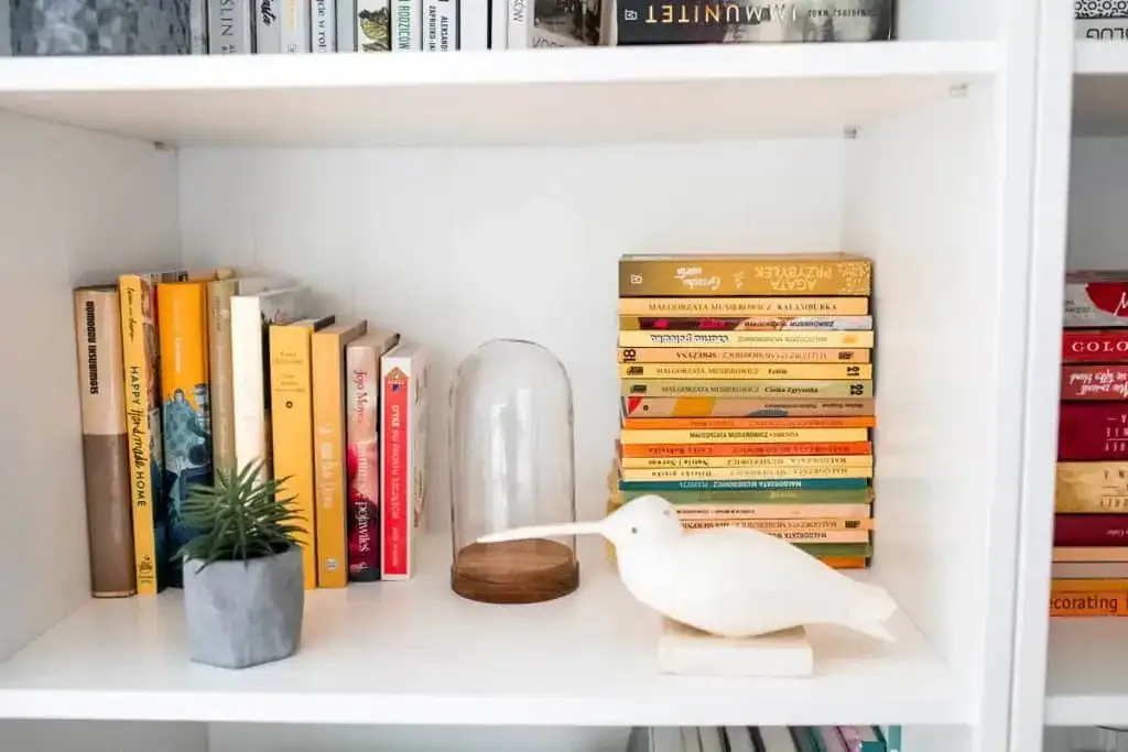 Zdjęcie Jak ułożyć książki na regale, aby zyskać więcej miejsca i stylu
