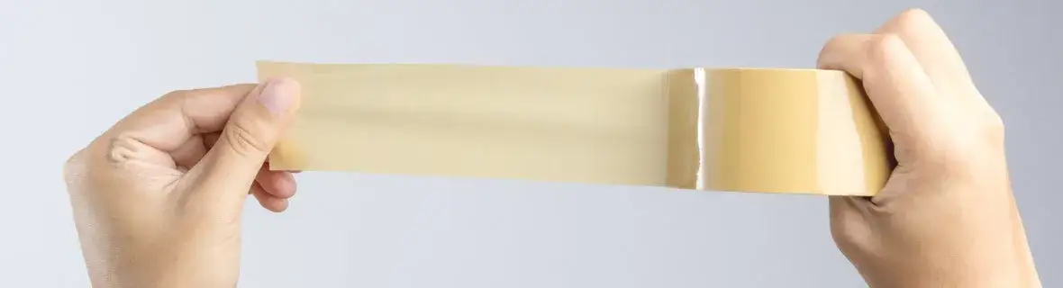 Zdjęcie Skuteczne sposoby na usunięcie kleju po taśmie z okien bez ryzyka