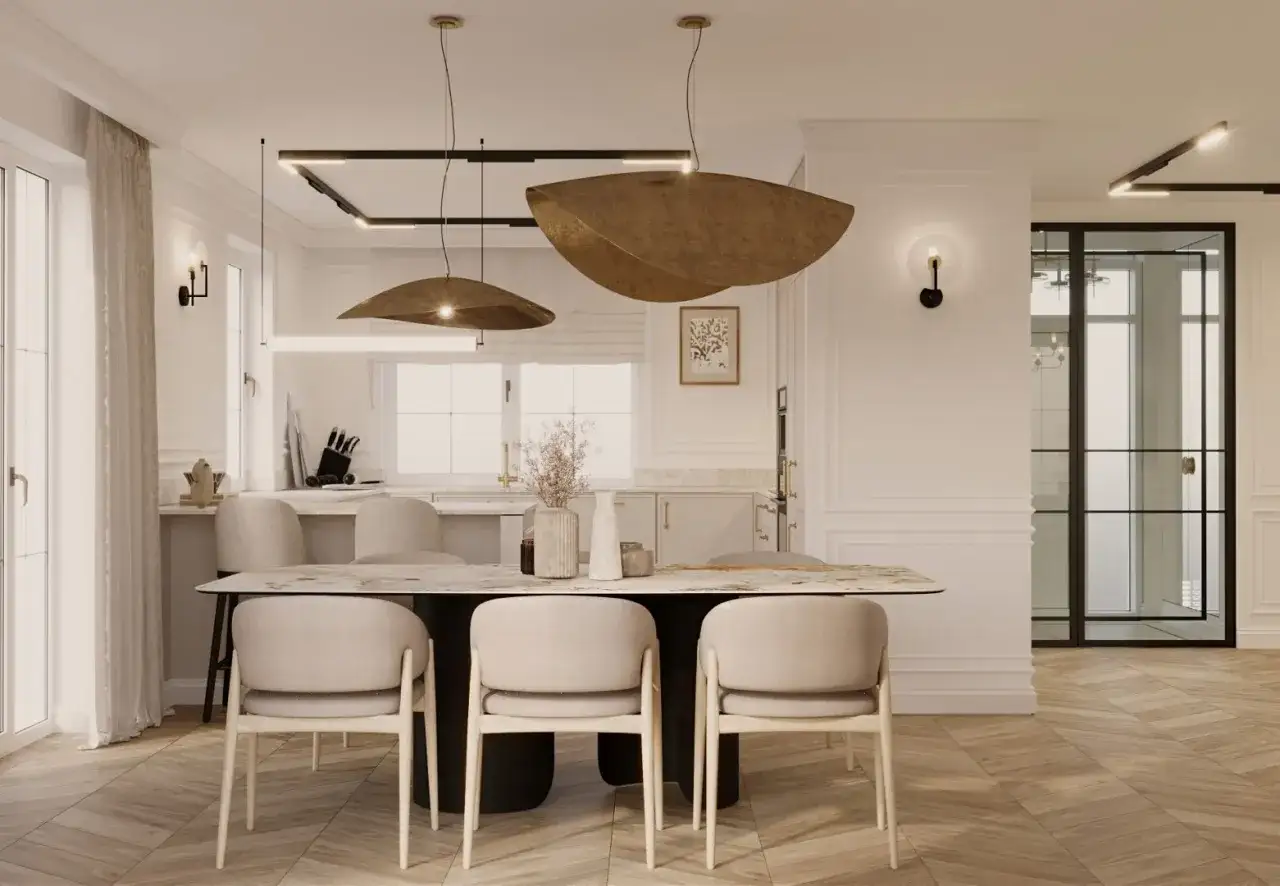 Elegancki dom z jadalnią i kuchnią w tle. Marmurowy st&oacute;ł, beżowe krzesła, złote lampy.