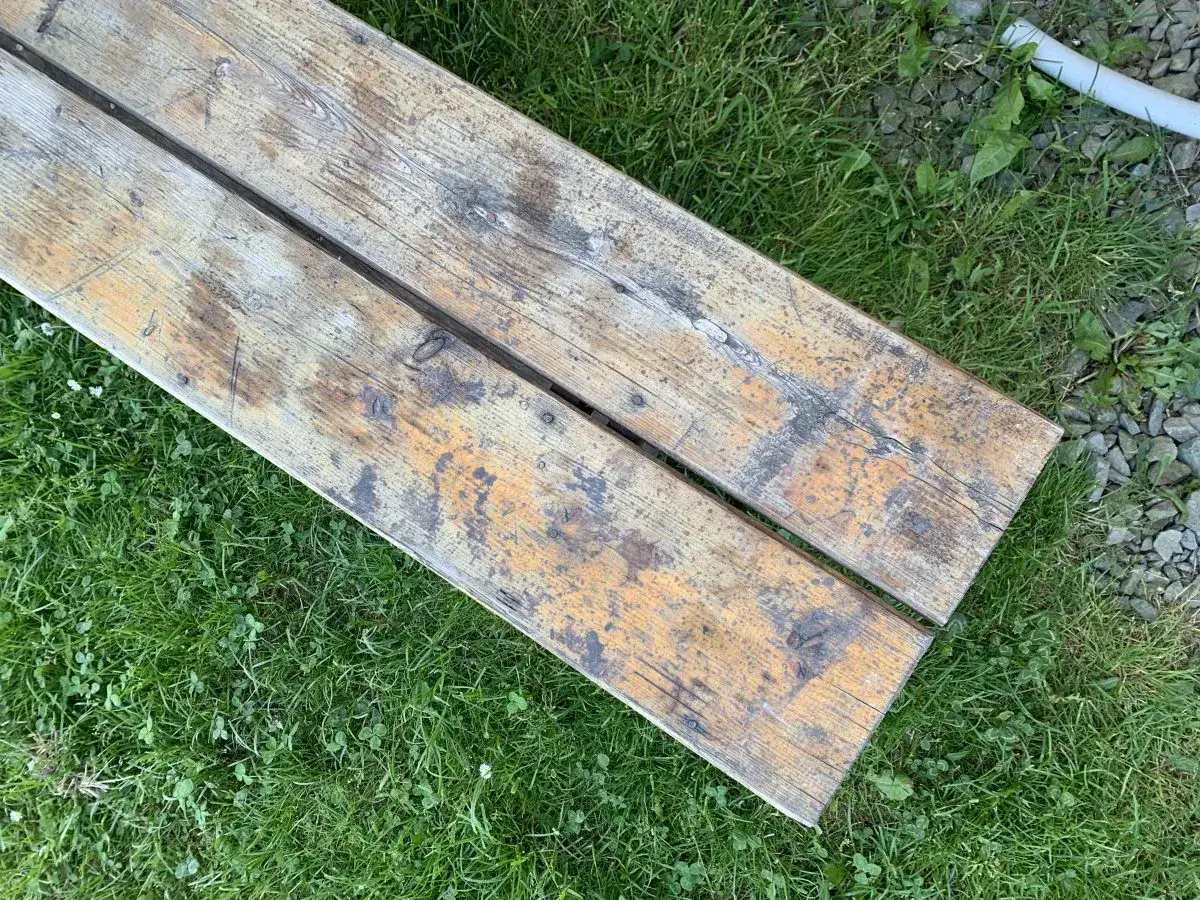 Drewniane ławki pokryte żywicą. Jak pozbyć się żywicy z ławek? Podpowiadamy, jak skutecznie usunąć lepkie plamy z drewna.