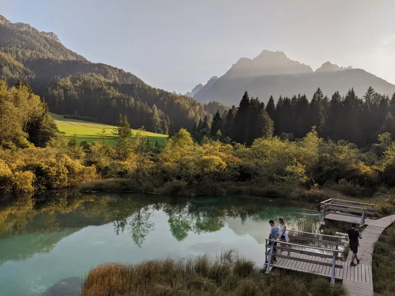 Piękno Słowenii zachwyca, a widok na jezioro i góry sprawia, że zastanawiasz się, czy Słowenia jest droga.